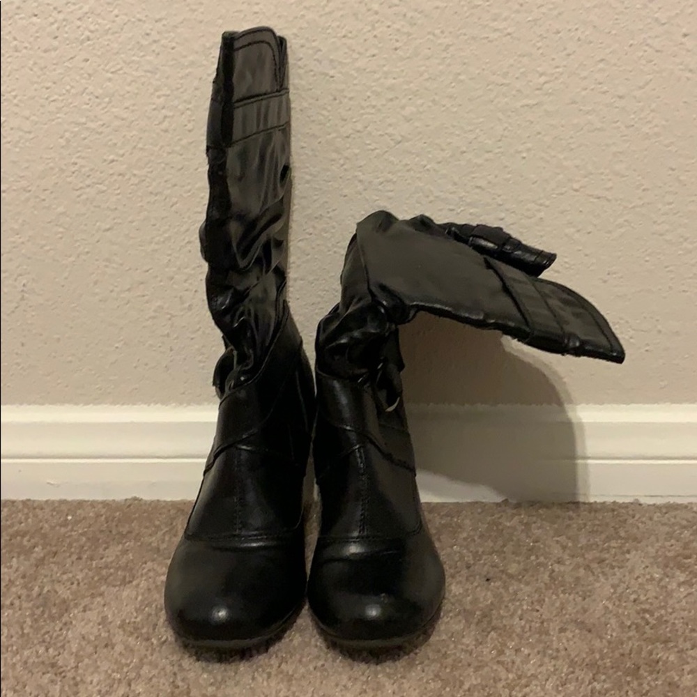 Low heeled tall black scrunch boots